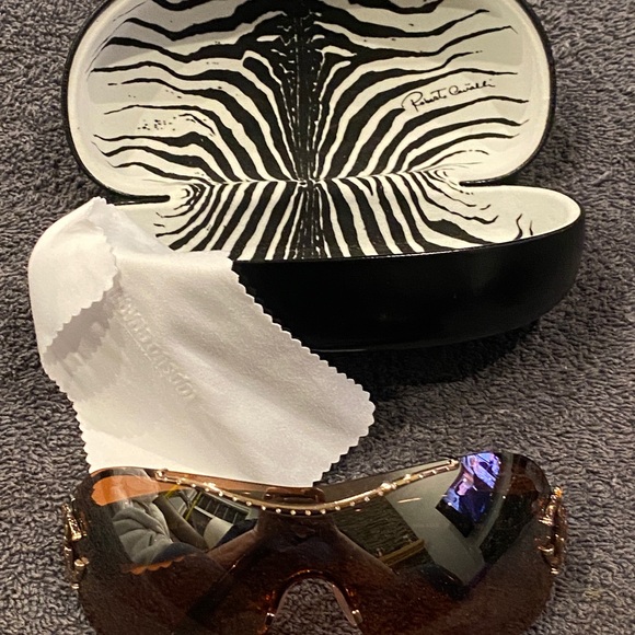 Gently used woman’s Roberto Cavalli sunglasses. - Picture 11 of 12